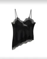 Top lencero de seda negro con escote en V adornado con encaje floral en el borde y en paneles laterales. Posee tirantes finos ajustables.