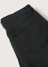 Jeans mom fit de tiro alto, color negro, confeccionados en tejido de algodón elástico estilo denim.