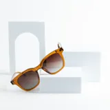 Lentes de sol color caramelo con cristales polarizados y protección UV400.