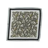 Pañuelo cuadrado de satén con estampado de arabescos en tonos terracota, blanco y marrón.