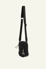 Bandolera negra de poliéster con correa ajustable para usar cruzada o al hombro. Cuenta con compartimentos con cierre y detalles de cordones en los cierres.