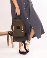 Mochila pequeña color verde militar de nylon con cierres metálicos, logo de goma y detalles de cordones combinados.