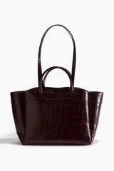 Bolso tipo shopper de cuero sintético con textura de cocodrilo en tono borgoña oscuro. Presenta dos asas de mano cortas y dos asas de hombro largas. La parte superior tiene un borde ondulado.