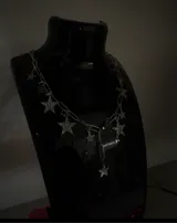 Collar plateado de cadena de eslabones con dijes colgantes de estrellas con strass.