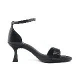 Sandalias negras de charol con tacón chupete de 6 cm y tira fina ajustable al tobillo. Marca Piccadilly.