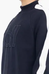 Buzo negro de algodón grueso con cuello alto y mangas largas con rayas blancas.