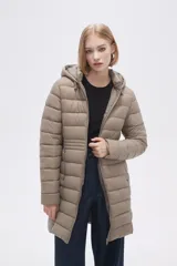 Campera negra larga con capucha, de poliamida con relleno y diseño acolchado horizontal.