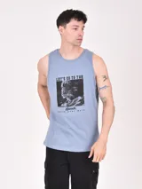 Musculosa blanca de algodón con estampado de un esqueleto surfeando en la playa.