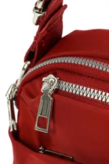 Bandolera roja de poliéster con correa regulable y dos bolsillos externos con cierre.