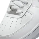 Zapatillas urbanas Nike Air Force 1 07, color blanco, con logo Swoosh en los laterales y suela de goma.