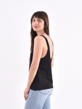 Musculosa negra de breteles anchos y escote redondo.