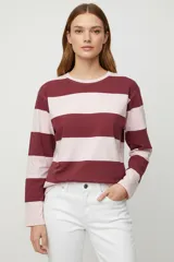 Buzo de manga larga con cuello redondo, estampado con un perro Bichon Frise. Presenta un patrón de rayas horizontales en tonos blanco, rosado pálido y bordó.