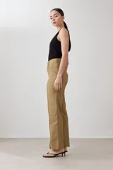 Pantalón recto color verde oliva con bolsillos laterales y tajos en el ruedo.