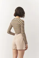 Short sastrero de tiro alto, pinzado, con bolsillos laterales y tela liviana, ideal para climas cálidos.