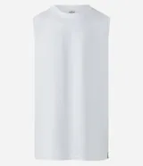 Musculosa blanca de algodón con cuello redondo y corte clásico.