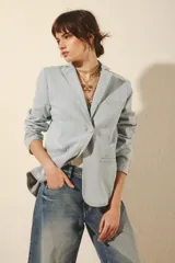 Saco sastrero de denim azul oscuro, con costuras a contratono, forrería combinada en cuerpo y mangas, botones a tono personalizados y elasticidad para mayor confort.