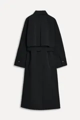 Trench confeccionado con hilatura de algodón color negro, con cuello solapa, manga larga acabada en puño, solapa con trabilla y botón en cuello, bolsillos laterales, cinturón lazada en mismo tejido, bajo con abertura en espalda y cierre frontal con botones.