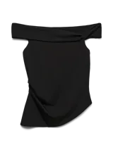Blusa negra off shoulder sin mangas con detalle fruncido y calce ajustado.
