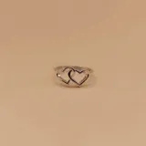 Anillo de plata 925 con dos corazones entrelazados.