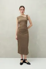Vestido midi marrón de punto con cuello asimétrico y frunces laterales.