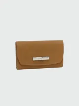 Billetera de cuero color marrón claro con cierre metálico plateado.