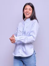 Camisa celeste de algodón con cuello mao y volados en el frente.