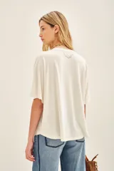 Remera azul de cuello redondo confeccionada en jersey flamé, con efecto gastado y calce oversize.