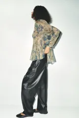 Camisa de manga larga con cuello solapa y estampado abstracto en tonos verde, marrón y azul.