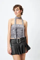 Top strapless color beige con estampado animal print metalizado y pañuelo a tono que se ata al cuello.