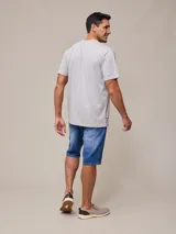 Remera azul marino de algodón con cuello redondo y logo bordado en el pecho.