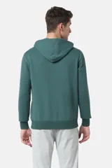 Buzo hoodie verde con logo Levi's estampado en el pecho y bolsillo tipo canguro.