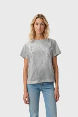 Remera gris con bordado de hojas y flores.