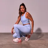 Top deportivo celeste con espalda deportiva y banda elástica en el bajo busto.