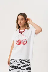 Remera blanca de manga corta con estampado de cerezas y la palabra "Cherry" en cursiva.