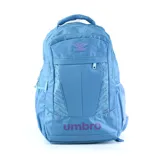 Mochila azul con detalles en violeta, con logo de Umbro en el frente y en la parte inferior. Tiene un bolsillo frontal con cierre, dos bolsillos laterales y un asa superior.
