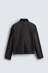 Cazadora relaxed fit de algodón acolchado, color celeste con efecto lavado. Tiene cuello solapa, manga larga con puño abotonado, bolsillos con cremallera en pecho y cadera, y cierre frontal con cremallera.
