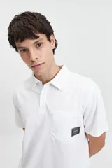 Remera polo negra con bolsillo de nylon en el pecho y logo bordado. Corte regular.