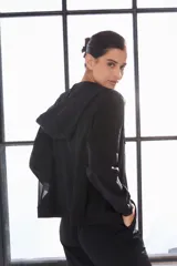 Campera deportiva negra con capucha y cierre frontal.