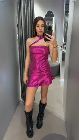 Minivestido fucsia de lurex con escote halter y abertura en el cuello.