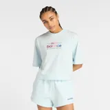 Remera celeste de algodón con mangas cortas, dobladillo a la cintura con abertura lateral y logo de New Balance bordado en el pecho.