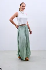 Pantalón verde agua de fibrana, corte palazzo, con cintura elastizada y cordón ajustable.