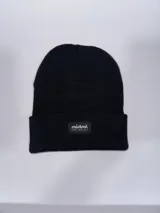 Gorro de lana negro con etiqueta de la marca Mistral en el frente. Ideal para el invierno.