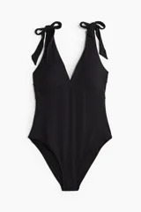 Traje de baño negro de una pieza, con escote en V, breteles con moños y copas con relleno extraíble.