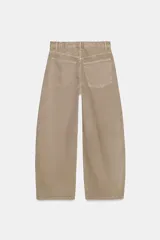 Jeans de tiro medio, estilo balloon baggy, color gris oscuro lavado. Presenta pierna muy ancha y largo completo, con aberturas sutiles en los bajos.