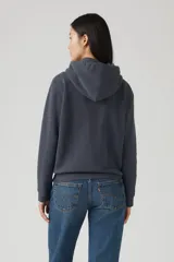 Buzo hoodie gris oscuro con logo Levi's estampado en blanco en el frente, con cordones ajustables en la capucha y bolsillo tipo canguro.