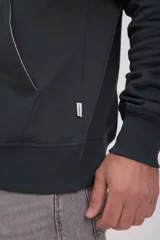 Hoodie tipo canguro gris oscuro, de manga larga con capucha y fit regular. Cuenta con un bolsillo y estampado de goma con el logo de Jack & Jones Originals.