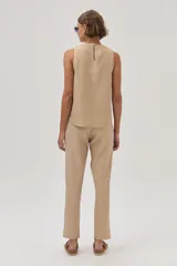 Top de lino metalizado color beige, con escote redondo y sin mangas.