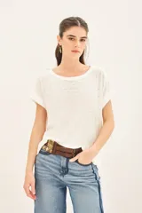 Remera de algodón peruano flamé, color celeste claro, con mangas cortas dobladas y escote redondo. Presenta un largo crop y moldería holgada.