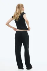Pantalón negro de corte recto y cintura elástica.