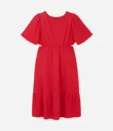 Vestido midi rojo de malla texturizada, con escote en pico, mangas cortas, aro central en el escote y recorte cutout lateral en la cintura.